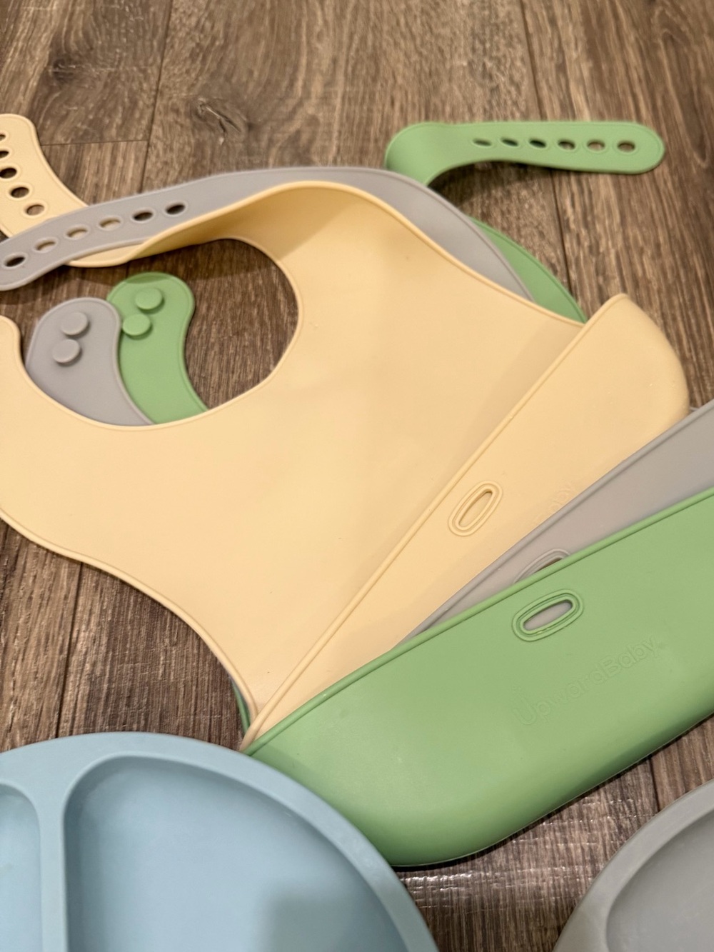 Set of 6 Silicone Plates and Bibs - Picture 3 of 3